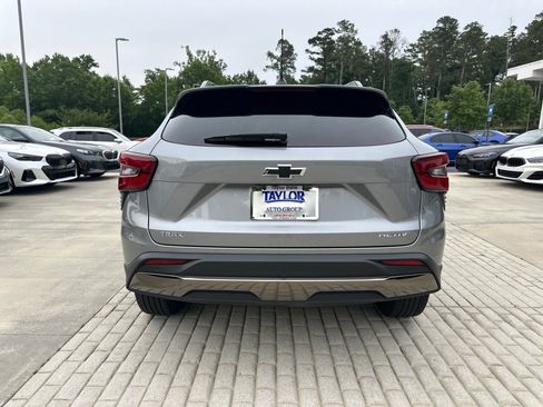 Used 2025 Chevrolet Trax ACTIV w/ Sunroof Package FWD image 9