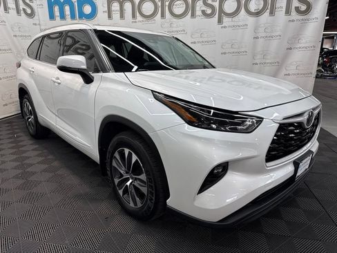Used 2022 Toyota Highlander XLE AWD/4WD image 11