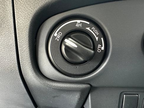 Used 2024 Nissan Frontier SV image 27