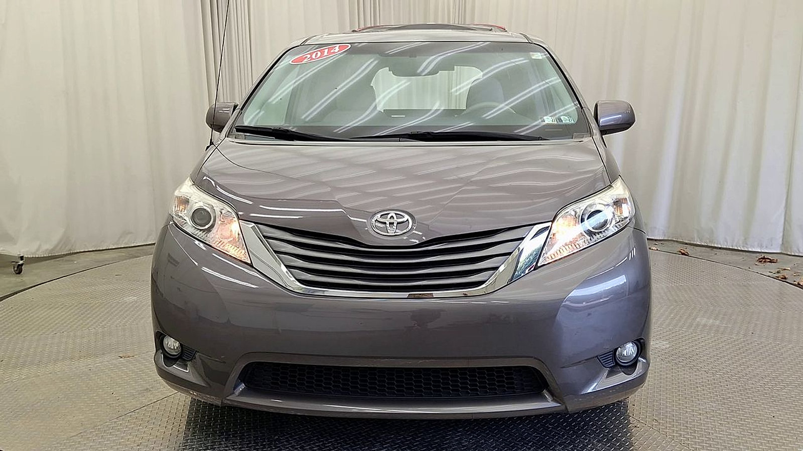 Used 2014 Toyota Sienna XLE w/ Entertainment Package FWD image 9