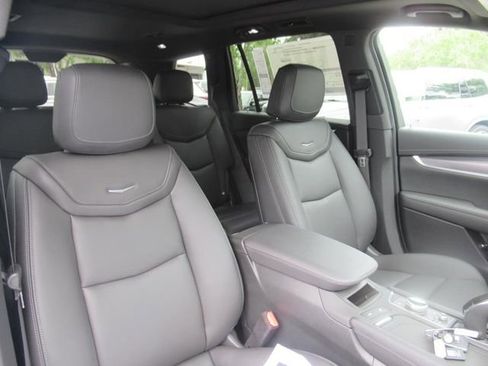 New 2025 Cadillac XT6 Luxury image 8