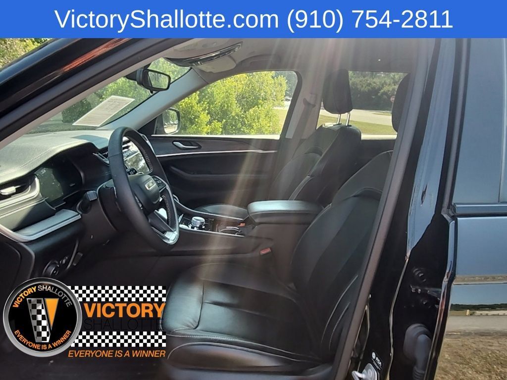 Used 2023 Jeep Grand Cherokee Limited w/ Black Appearance Package AWD/4WD image 18