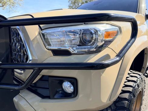 Used 2019 Toyota Tacoma TRD Sport w/ Technology Package image 12