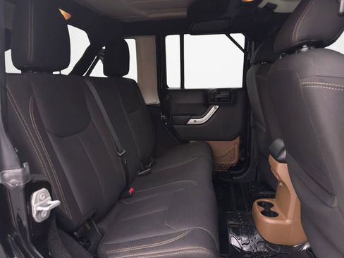 Used 2016 Jeep Wrangler Unlimited Sahara w/ Connectivity Group AWD/4WD image 27