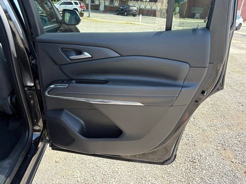 Used 2025 Chevrolet Traverse LT FWD image 15