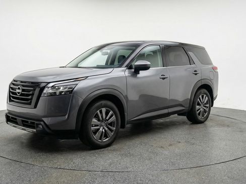 Used 2025 Nissan Pathfinder SV image 3