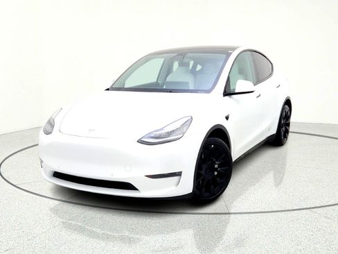 Used 2022 Tesla Model Y Long Range image 2