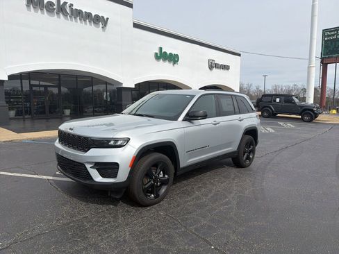 New 2025 Jeep Grand Cherokee Altitude image 3