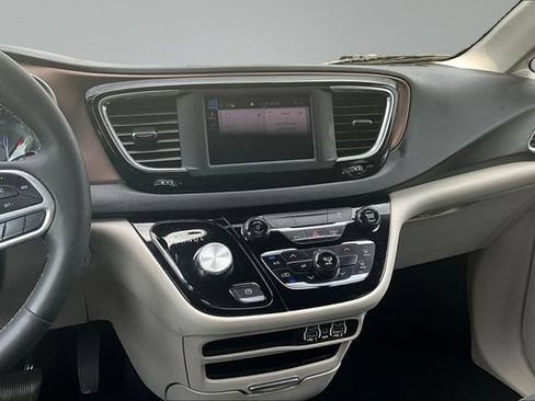 Used 2023 Chrysler Voyager LX FWD image 9