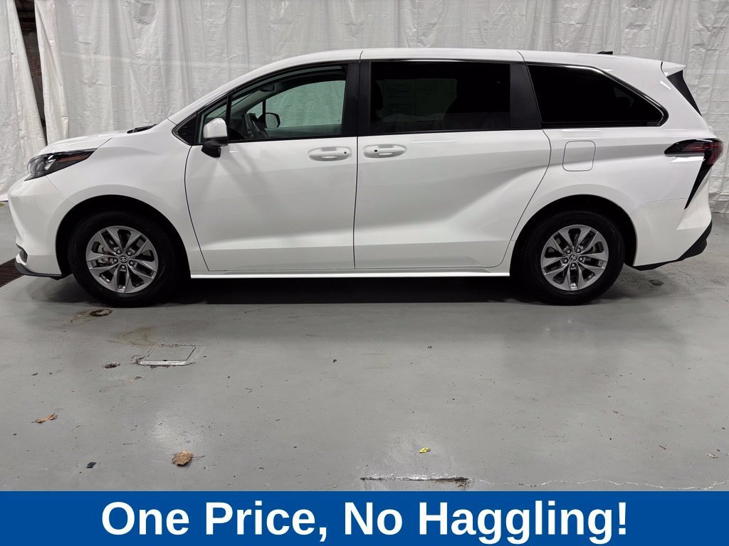 Used 2026 Toyota Sienna LE FWD image 4