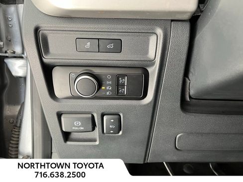 Used 2023 Ford Expedition XLT image 11