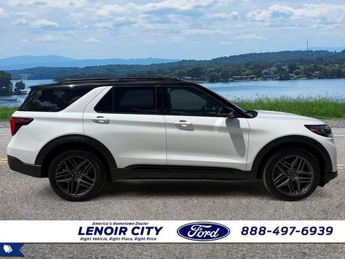 Used 2025 Ford Explorer ST RWD image 2