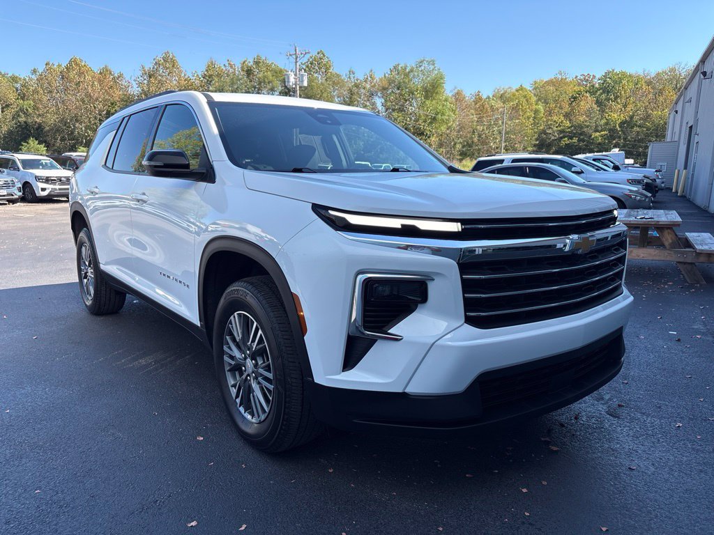 Used 2026 Chevrolet Traverse LT FWD image 2