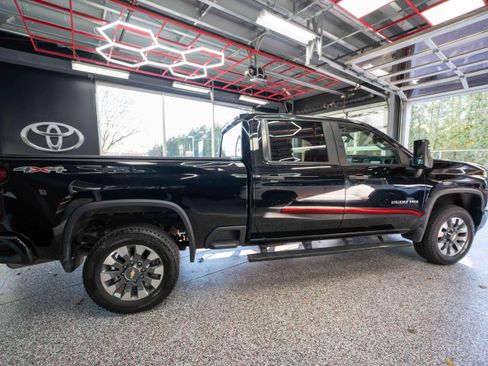 Used 2021 Chevrolet Silverado 2500 Custom w/ Custom Value Package image 4