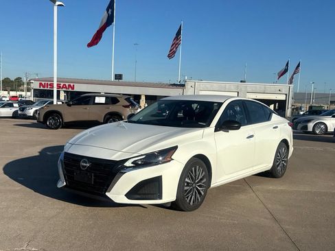 Certified 2025 Nissan Altima 2.5 SV FWD image 9