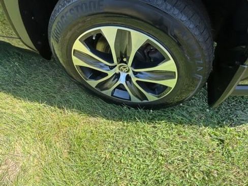 Used 2022 Toyota Highlander XLE AWD/4WD image 23