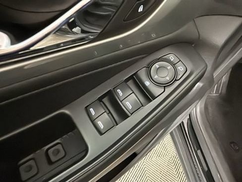 Used 2022 Chevrolet Traverse LT FWD image 11