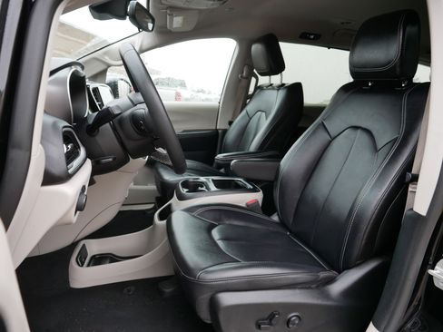 Certified 2024 Chrysler Pacifica Touring-L image 33