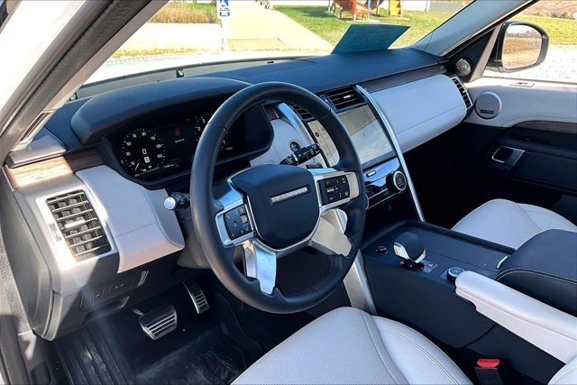 Used 2025 Land Rover Discovery Dynamic SE AWD/4WD image 17