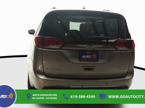 Used 2017 Chrysler Pacifica Limited w/ Advanced Safetytec Group FWD image 12