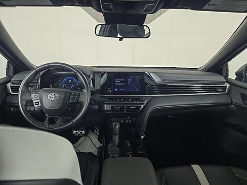 Used 2025 Toyota Camry SE FWD image 9