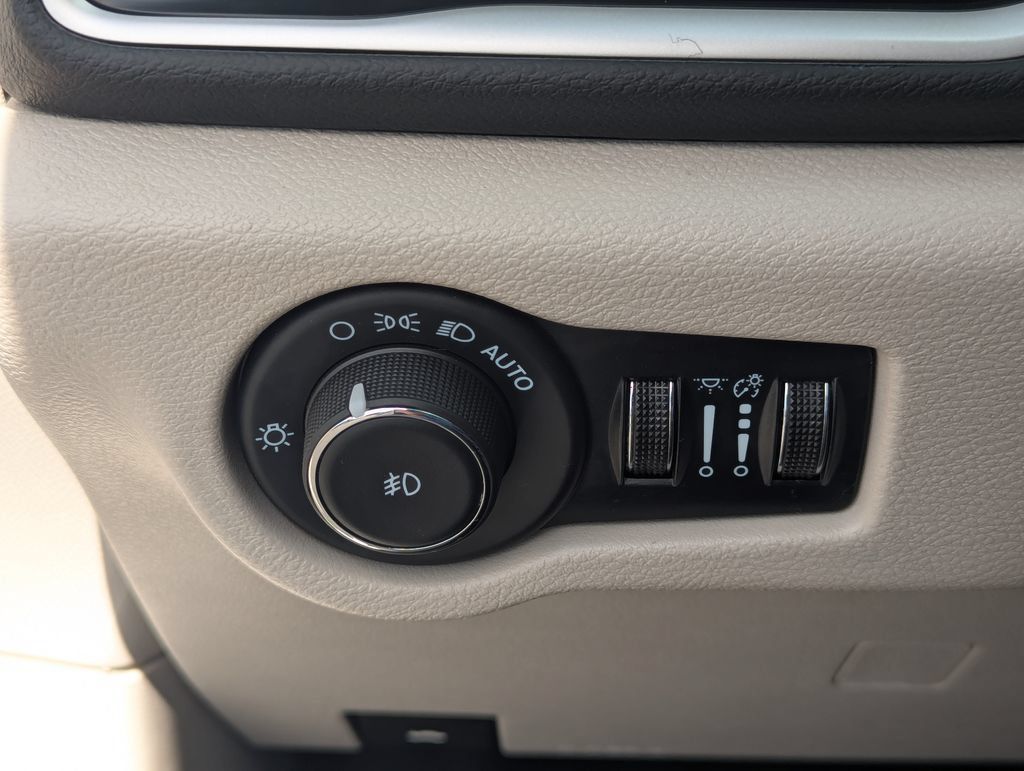 Used 2024 Chrysler Pacifica Touring-L FWD image 23