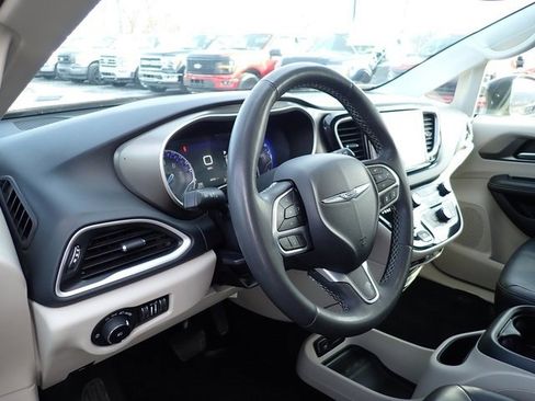 Used 2023 Chrysler Pacifica Touring-L image 14