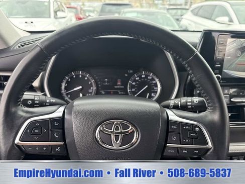 Used 2020 Toyota Highlander XLE AWD/4WD image 29