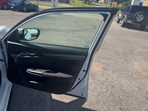 Used 2019 Honda Civic Sport image 11