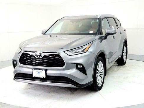 New 2026 Toyota Highlander Platinum image 2
