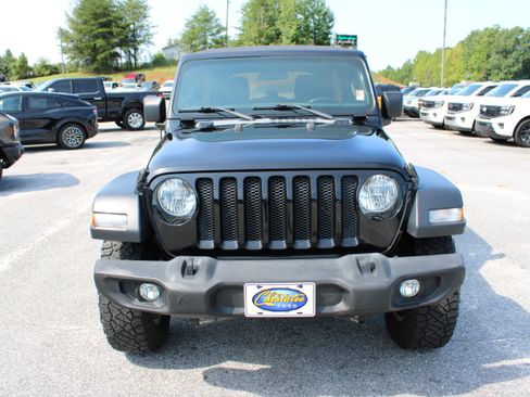 Used 2018 Jeep Wrangler Unlimited Sport S AWD/4WD image 3