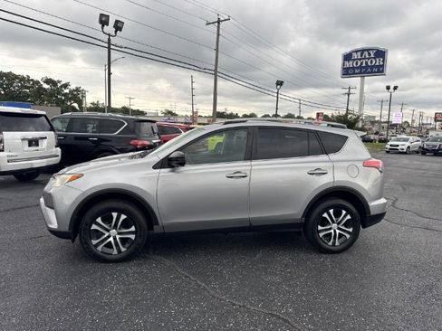 Used 2017 Toyota RAV4 LE AWD/4WD image 2
