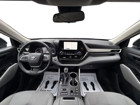 Used 2024 Toyota Highlander LE image 30