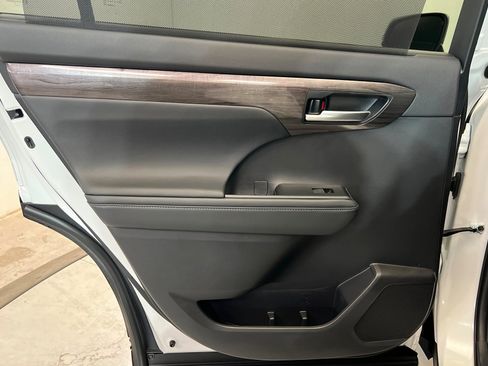 Used 2023 Toyota Highlander Platinum image 19