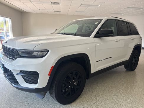 Used 2024 Jeep Grand Cherokee Altitude AWD/4WD image 1