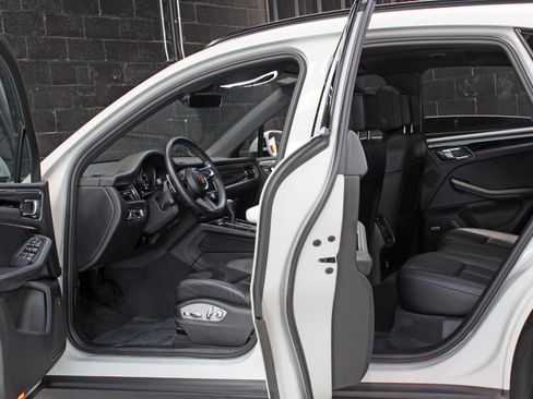 Used 2025 Porsche Macan w/ Premium Package Plus AWD/4WD image 26