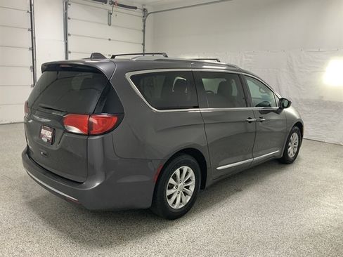 Used 2018 Chrysler Pacifica Touring-L image 4