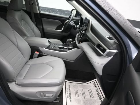 Used 2023 Toyota Highlander XLE AWD/4WD image 10