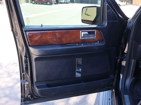 Used 2015 Lincoln Navigator 4WD image 25