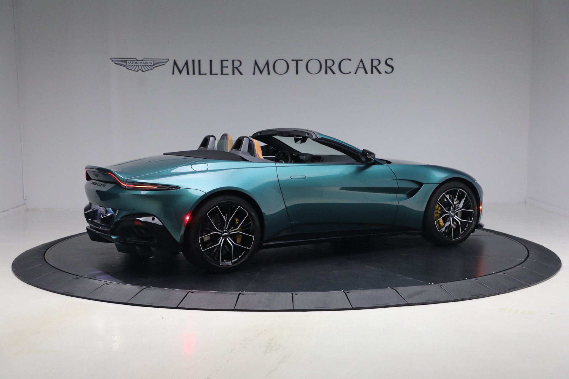 Used 2023 Aston Martin V8 Vantage Roadster RWD image 8