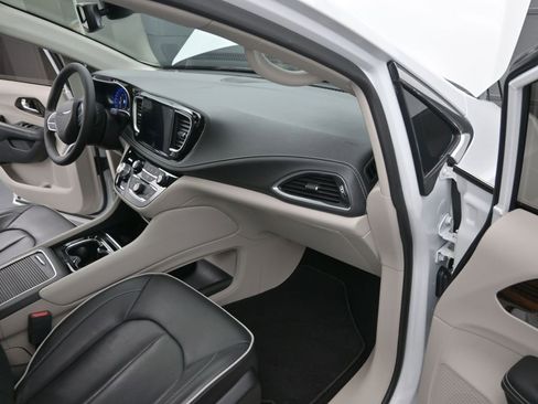 Used 2023 Chrysler Pacifica Limited AWD/4WD image 15