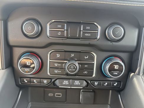 Used 2023 Chevrolet Suburban Premier AWD/4WD image 23