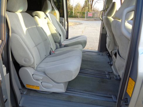 Used 2012 Toyota Sienna LE image 17
