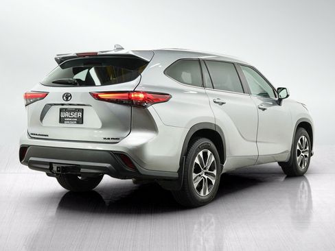 Used 2021 Toyota Highlander XLE AWD/4WD image 5
