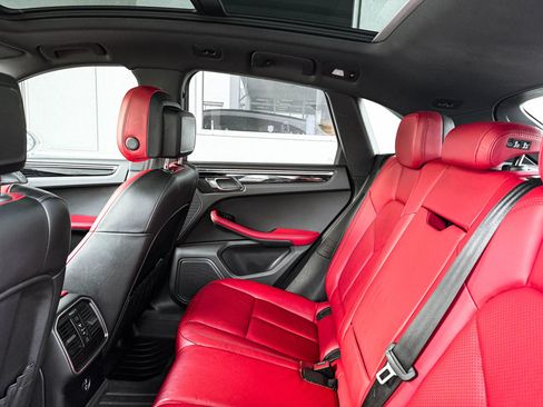 Used 2020 Porsche Macan AWD/4WD image 24
