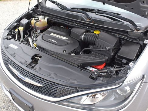 Used 2018 Chrysler Pacifica Touring-L FWD image 32