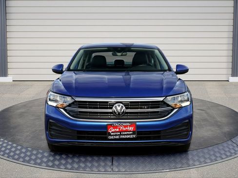 Used 2024 Volkswagen Jetta SE image 2