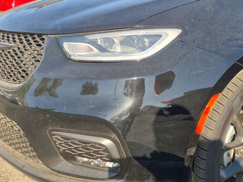 Used 2025 Chrysler Pacifica Limited FWD image 4