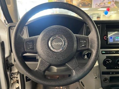 Used 2006 Jeep Commander 4WD image 9
