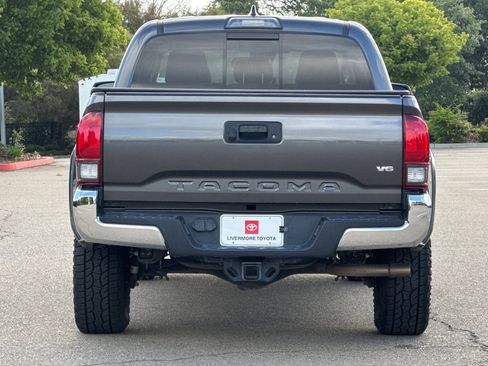 Used 2018 Toyota Tacoma SR5 RWD image 5